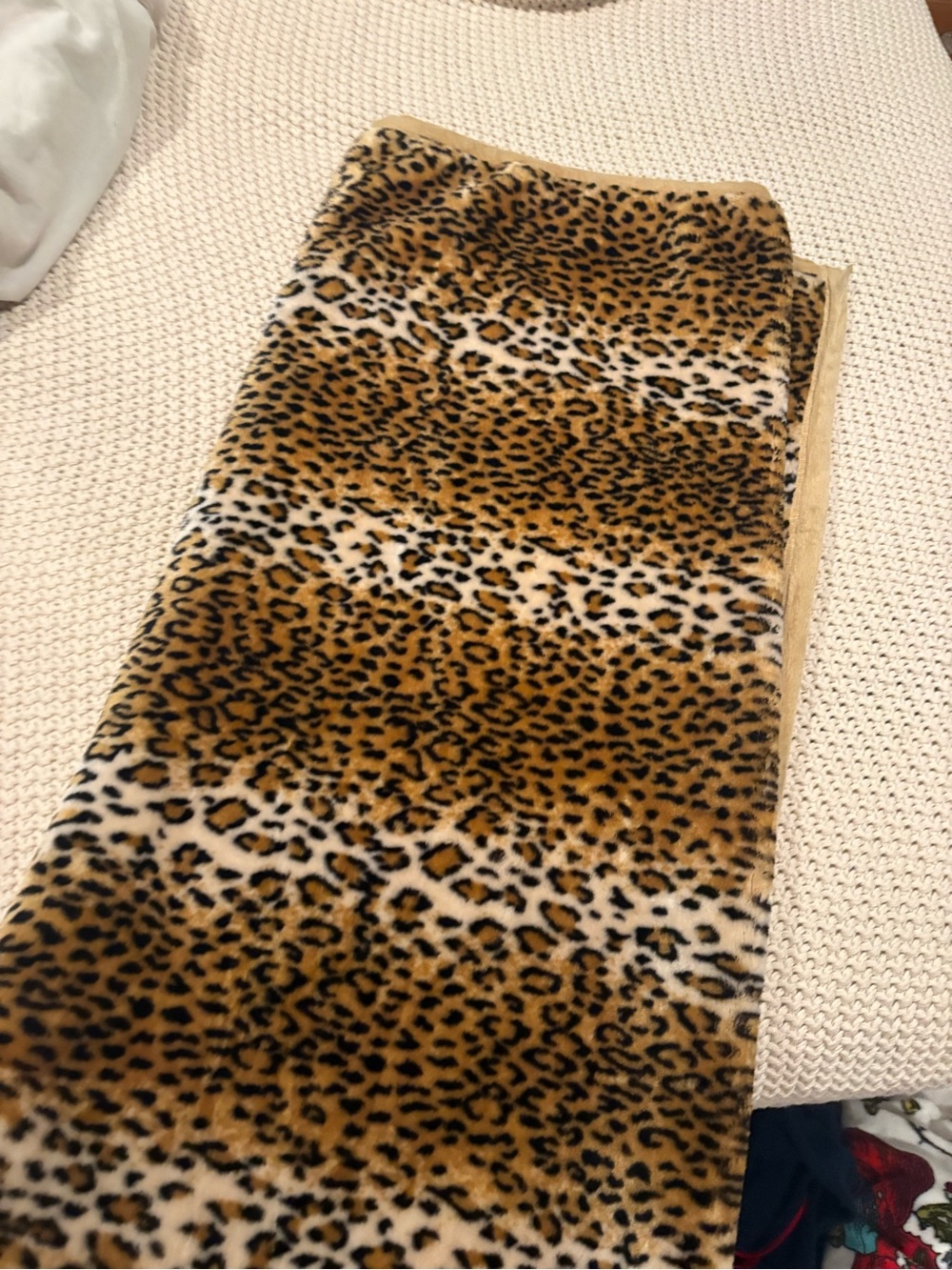 New Luxe Brand from Nordstorm Leopard Print Faux Fur throw blanket